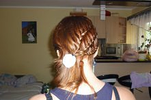 Trochę niedopracowana, ale robiłam sama sobie spoglądając co jakiś czas w lustro :)