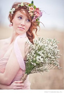 Wianek ślubny z żywych kwiatów i gałązek wierzby