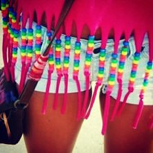 frędzle z koralikami.