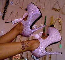 w takich pantoflach tylko do łóżka :) (do obejrzenia tutaj: