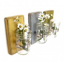 obrazek z deseczki, słoiczka i świeżych kwiatów