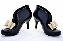 A tu znalazłam jeszcze czarne kaloszki na obcasie - cena z kosmosu -