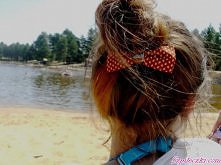 z czerwoną kokardzią,.