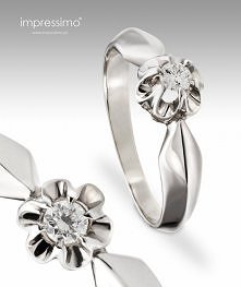 Trochę klasyki, szczypta nowoczesności. Pierścionek dla osób ceniących oryginalne połączenia. Białe złoto, centralny brylant. Kolekcja Impressimo.