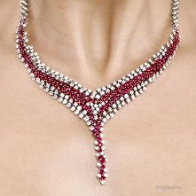Do wieczorowych kreacji. Kolia z kolekcji Impressimo wykonana z białego, 14 karatowego złota (próba 585 ). Zdobiona 168 brylantami o łącznej masie 11,69 ct oraz 140 rubinami o ł...