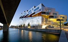 Mountain Dwelling w Kopengadze, budynek postawiony na szczycie betonowego parkingu