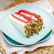 Leciutki, letni tort malinowy z masą śmietankową i pistacjami. Pretty Baked