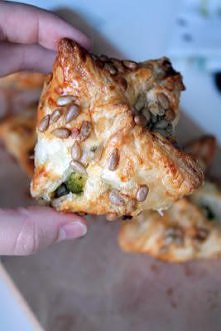 Ciasto francuskie, feta, brokuł :)