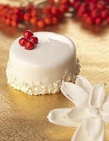 Mus z białej czekolady z konfitura jarzębinową

 Przepis na 4 porcje 

 150 g konfitury jarzębinowej 
 biszkopt: 
 50 g mączki migdałowej
 50 g cukru pudru
 10 g mąki pszennej t...