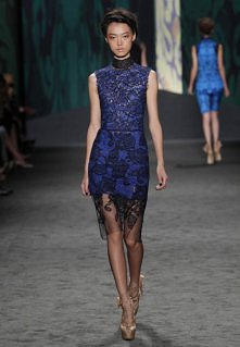 VERA WANG SS13 ZESTAWIENIE NIEBIESKICH I CZARNYCH KORONEK PLUS GIPIUR Z LEKKIM PRZEŚWITEM NA NOGACH