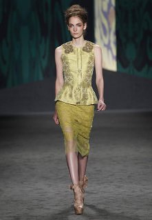 VERA WANG SS13 W STYLU SZMINKI W WIELKIM MIEŚCIE ZŁOTY TOP Z BASKINKĄ NASZYTE DEKORY WOKÓŁ SZYI JAK NASZYJNIK MATERIAŁ GRUBY DO TEGO ZWIEWNA PRZEŚWITUJĄCA SPÓDNICA W KOLORZE LIM...