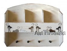 Drewniana szafka z półeczkami i wieszakami
do kuchni lub przedpokoju z kotami
na pakamera.pl (Niezbędnik Kuchenny)