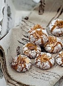 Włoskie ciasteczka
Składniki na około 40 ciastek:

3 białka
300 g zmielonych migdałów
300 g cukru pudru + więcej do obtoczenia ciastek
1 łyżka miodu lub golden syrupu
nadzienie:...