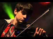 House mix na skrzypcach elektrycznych- Spit Falling, Sunglasses at night oraz Body and Soul.