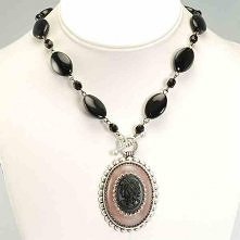naszyjnik z czarną kameą