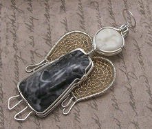 aniołek z drutu i korali