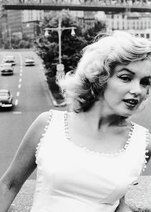 "Mąż: człowiek, który nigdy nie pamięta o twoich urodzinach, ale w towarzystwie chętnie wymienia twój wiek." M.M