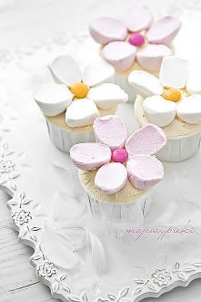 bebczaki-kwiatki, krem waniliowy, marchmallows przecięte po skosie, M&M albo Skittles