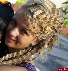 Taka sobie dziwna fryzurka...