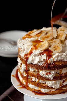 Ciasto:

✔ 225g masła w temperaturze pokojowej + odrobina do nasmarowania formy
 ✔ 250 g mąki + odrobina do obsypania formy
 ✔ 200g cukru
 ✔ 4 duże jajka
 ✔ 2 łyżeczki ekstraktu...