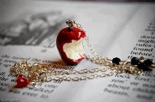 świetny wisiorek w kształcie jabłka nadgryzionego *.*