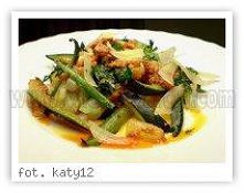 Potrzebne:
cukina - 4 małe miałam
pół cebuli
papryka czerwona i zółta
pieczarki
marchewka (mialam gotowana ze słoika)
koncentrat pomidorowy

z przypraw: sól, pieprz, papryka węd...