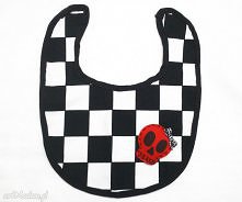 śliniak z czerwoną czaszką