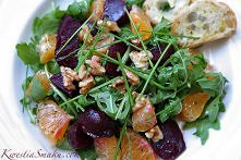 SAŁATKA Z BURACZKAMI MANDARYNKĄ RUKOLĄ POSYPANA ORZECHAMI WŁOSKIMI