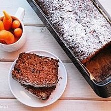 Piernik marchewkowy w smaku może nieco przypominać ciasto marchewkowe. Jest bardziej miękki i puszysty od tradycyjnego piernika.
