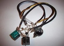 1. Bransoletka wykonana z czarnego woskowanego sznurka + zielono-czarna ozdoba + listki
2. Bransoletka wykonana z satynowego złoto - brązowego sznurka +kulka czarno - biała + li...