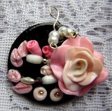 zawieszka z masy ceramicznej z perełkami