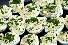 Lekkie, zdrowe i pyszne jajka z białym serem.

6 jajek na twardo
szczypiorek ...