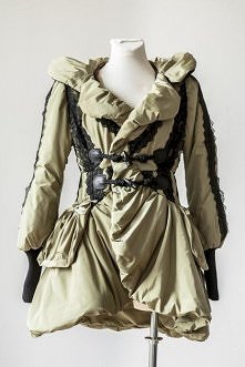 Płaszcz puchowy oliwka z koronką (proj. Moxmoda)