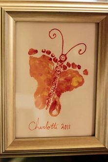 obrazek motylek z odcisku stóp - świetne