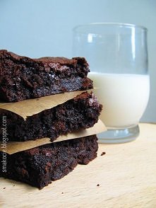 Boskie Brownies 

Składniki (na 15/20 sztuk):
200 g ciemnej czekolady
200 g masła
1 szklanka mąki
1/2 szklanki gorzkiego kakao
1 łyżeczka proszku do pieczenia
szczypta soli
4 ja...