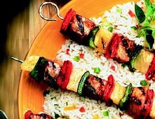 Szaszłyki z papryką, ananasem i sosem barbecue
Składniki: ½ schabu bez kości, papryka czerwona, papryka zielona, 1 puszka ananasa, cytryna, miód, pieprz, mielona słodka papryka,...