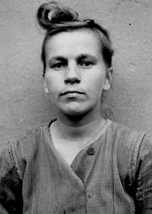 Elisabeth Volkenrath (ur. 5 września 1919 w Schönau (Świerzawa), stracona 13 grudnia 1945 w Hameln) - nadzorczyni SS (SS-Aufseherin) w hitlerowskich obozach koncentracyjnych i z...