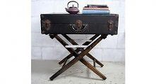 Stolik z walizki.