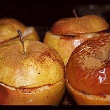 Pieczone jabłka z lodami i miodem w środku