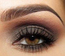 INSTRUKCJA
1. Na całą powiekę ruchomą nakładam brązowy żelowy eyeliner i rozcieram go delikatnie ponad załamaniem
2. Na eyeliner nakładam 2 odcienie brązu – w wewnętrznym kąciku...