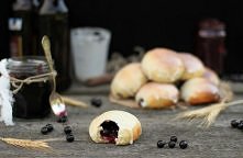 Drożdżowe bułeczki z czarną porzeczką