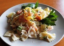 sałatka z wędzonym łososiem