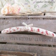 Praktyczny i uroczy wieszak na ubrania DIY