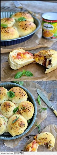 Składniki : 1 szklanka ciepłej wody, 10g suszonych drożdży, 1/3 szklanki oleju, 1 łyżeczka soli, 1 jajko, 3 1/2 szklanki mąki, puszka kukurydzy złocistej Bonduelle, 1 puszka pom...