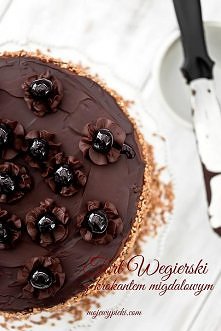 mojewypieki.com - moja inspiracja do pieczenia :)

tort w połowie gotowy :)