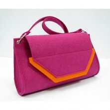 Ja już poczułam wiosnę :) A Ty?
Kopertówka została wykonana z bardzo ładnego filcu w soczystych kolorach. Prosta i nowoczesna forma. Bardzo urocza! Długość torebki - około 27 cm...