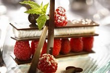 Czekoladowa lasagne z musem mascarpone i malinami