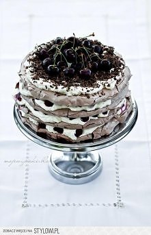 Szwarcwaldzki tort bezowy
Składniki na 4 blaty bezowe:
8 białek
1,5 szklanki drobnego cukru do wypieków
50 g kakao
Składniki podzielić na pół: 4 białka, 3/4 szklanki cukru, 25 g...