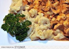 Kurczak a'la Strogonow.

Składniki:

- 2 piersi kurczaka
- 1 duża cebula
- kilka pieczarek lub inne grzyby sezonowe
- 2-3 łyżki przecieru pomidorowego
- 3-4 łyżki śmietany
...