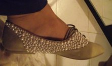 Che ktoras? buciki 37 ale na 36 tez pasuja:) buciki sa nowiutkie jednakze moj pies nieco sie do nich dorwał i musiałam zakryc widczne dziurki po zebacch, ale buciki nie sa pogry...